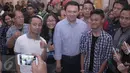 Gubernur DKI Basuki Tjahja Purnama (Ahok) berfoto bersama warga usai membuka wisata Balaikota, Sabtu (12/9/2015). Wisata Balaikota dibuka rutin Sabtu dan Minggu setiap pukul 09.00-20.00 WIB untuk objek bagian luar gedung. ‎(Liputan6.com/Angga Yuniar)