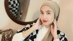 Pakai gaya hijab model turban, penampilan Hafna Alliya ini juga pernah jadi sasaran komentar netizen. Mulai dari pashmina sampai segi empat, berbagai gaya hijab memang cocok dengan istri aktor kelahiran tahun 1994 ini. Meski ada yang mengomentari karena lehernya terlihat padahal kenakan hijab, ada beberapa netizen yang meminta tutorial cara penggunaan gaya hijab turban ini. (Liputan6.com/IG/@afnaalliya_)