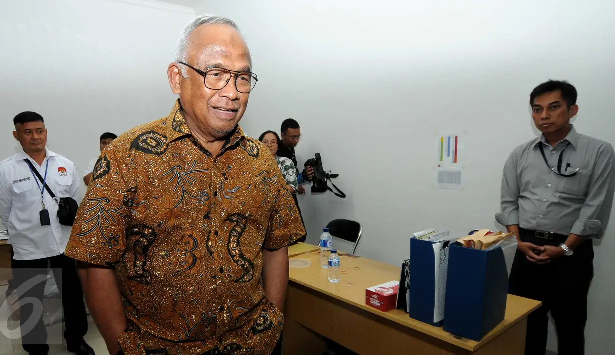 Plt Ketua KPK, Taufiqurahman Ruki saat berada di gedung baru Tipikor, Jakarta, Senin (16/11/2015) Kedatangan Ruki untuk mengetahui kesiapan serta kekurangan dari ruangan Para Jaksa KPK. (Liputan6.com/Helmi Afandi)
