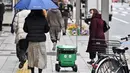 <p>Robot Uber Eats dikembangkan Mitsubishi Electric bersama perusahaan rintisan AS Cartken diuji coba mengantarkan makanan dari beberapa restoran di Jepang. (Richard A. Brooks/AFP)</p>