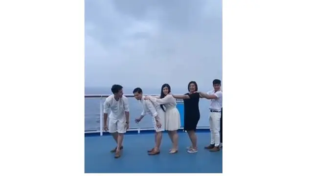 Pada momen bahagia ini juga dimeriahkan dengan permainan yang lucu.