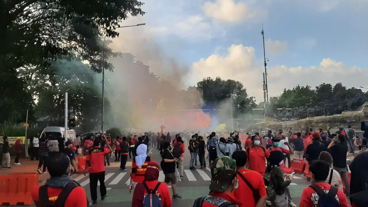 Massa Buruh Bubar