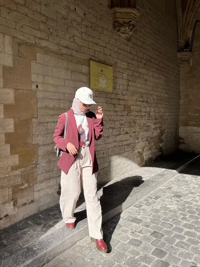 6 Gaya Padu Padan Blazers dan Hijab Poppy Bunga yang ala Girl Boss