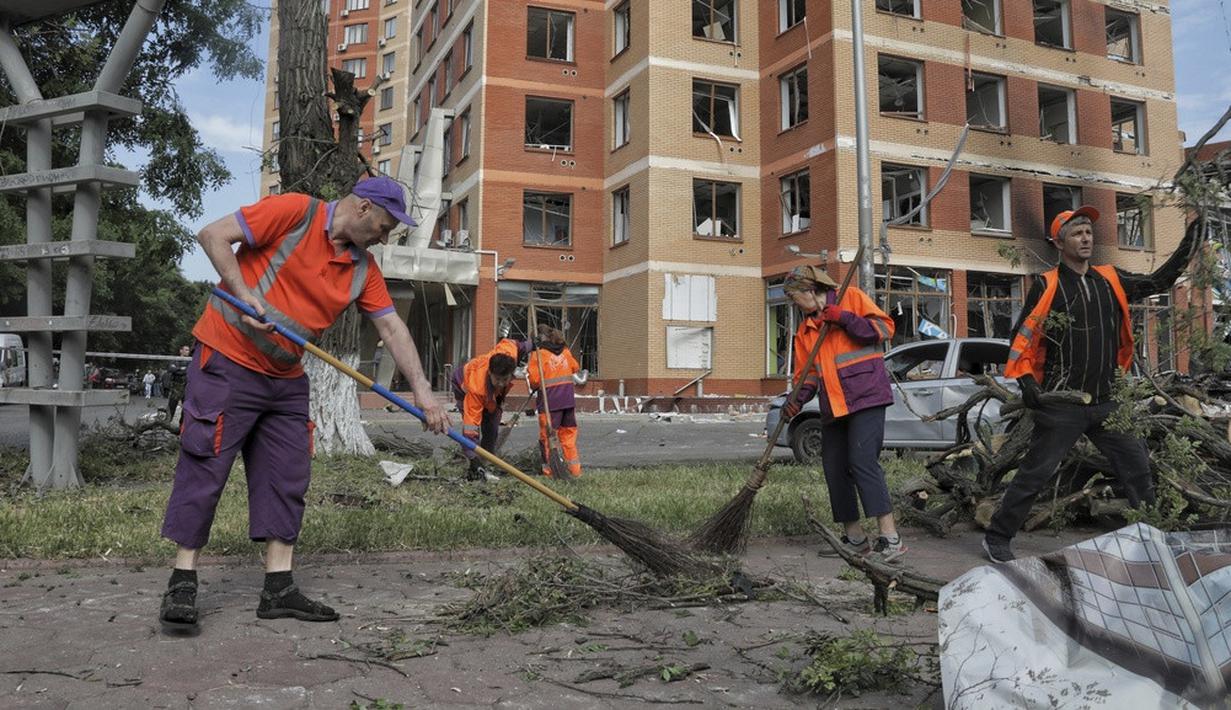 <p>Tiga orang yang tewas sedang bekerja di gudang sebuah toko ketika rudal menghantam dan membakar bangunan. Tujuh orang terluka di sana. Pencarian sedang dilakukan. (AP Photo/Nina Lyashonok)</p>