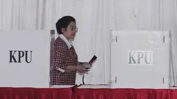 Ketua Umum PDI-P Megawati Soekarnoputri usai menggunakan hak pilihnya pada Pilkada DKI Jakarta putaran 2 di TPS 027 Kebagusan, Jakarta, Rabu (19/4). (Liputan6.com/Helmi Fithriansyah)