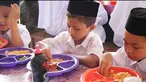 Tidak hanya Indonesia saja yang telah di kenal dunia, tapi juga orang-orang yang hidup di dalamnya, juga telah di kenal dunia. Terlebih bagi mereka,orang-orang indonesia memiliki kebiasaan yang sangat berbeda yang jarang terjadi di negara-negara lain...