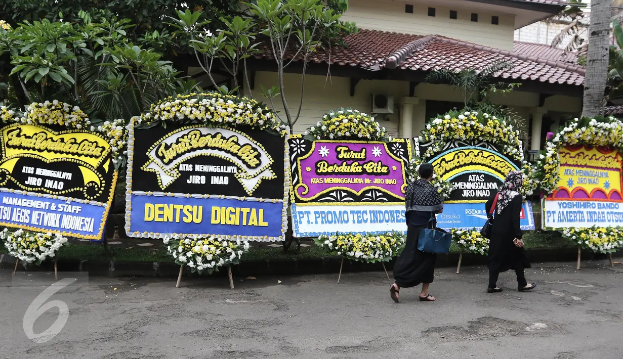 Sejumlah pelayat saat berada di rumah manajer JKT48, Inao Jiro di Perumahan River Park, Jurang Mangu Barat, Pondok Aren, Kota Tangerang Selatan, (22/3). Manajer JKT 48 itu tewas akibat gantung diri dalam kamarnya. (Liputan6.com/Herman Zakharia)
