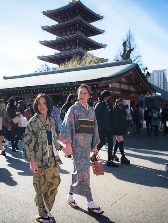 Berlatar kuil, momen fashionable dengan kimono menjadi semakin autentik. [@bclofficial]