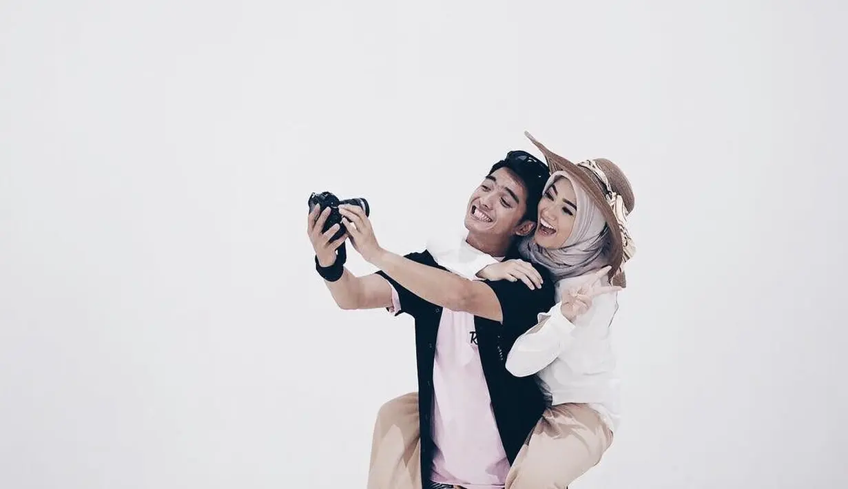 Istri dari Ricky Harun, Herfiza beberapa waktu lalu memutuskan untuk mengenakan hijab. (Foto: instagram.com/herfiza)