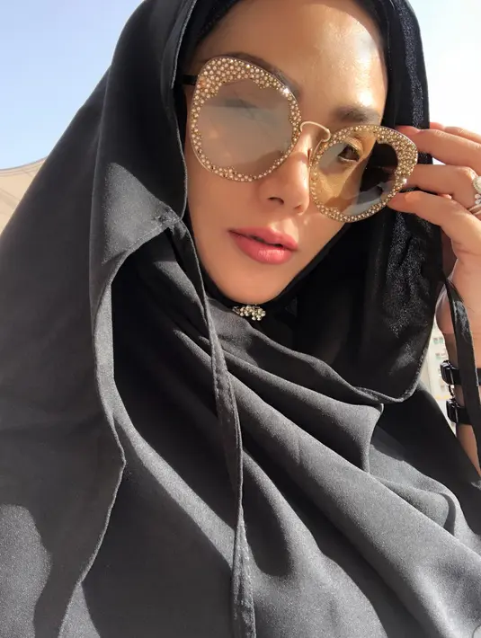 Lihat betapa cantiknya adik dari Yuni Shara ini saat mengenakan hijab. Ia menyempurnakan penampilannya dengan mengenakan kacamata. (Foto: instagram.com/krisdayantilemos)