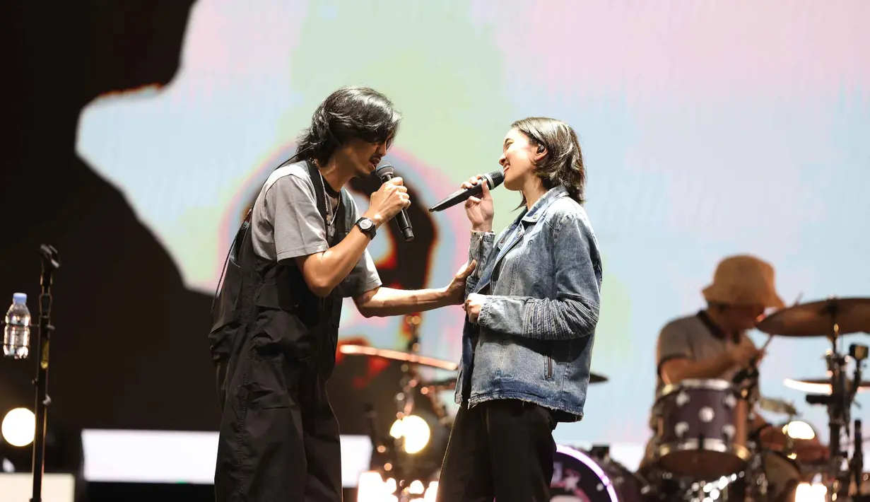 Duta mengajak putri tercintanya, Aishameglio Duta Chiara atau yang akrab disapa Aisha, untuk naik ke panggung. Tampak dalam foto, vokalis grup band legendaris asal Yogyakarta, Sheila On 7, Duta saat berduet dengan putri tercintanya, Aishameglio Duta Chiara pada hari kedua gelaran KapanLagi Buka Bareng (KLBB) Festival 2026 di Stadion Madya, Kompleks Gelora Bung Karno, Senayan, Jakarta, Minggu 1 Maret 2026. (Kapanlagi.com/Budy Santoso)