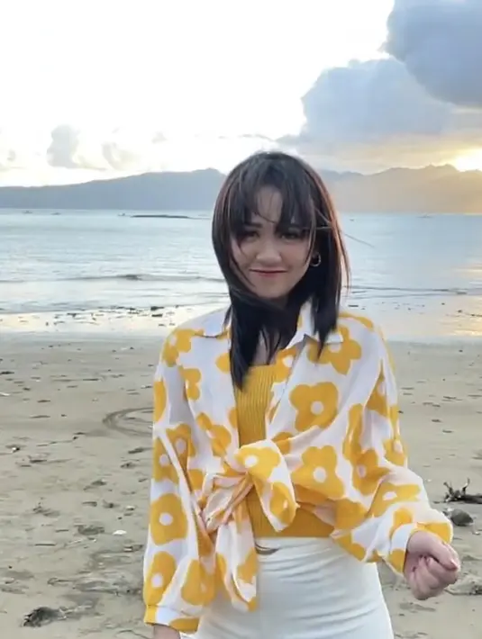 Happy juga tampil dengan pakaian cerah, dengan kemeja kuning serasi dengan innernya, dipadukan bawahan warna putih.  (@happy_asmara77)