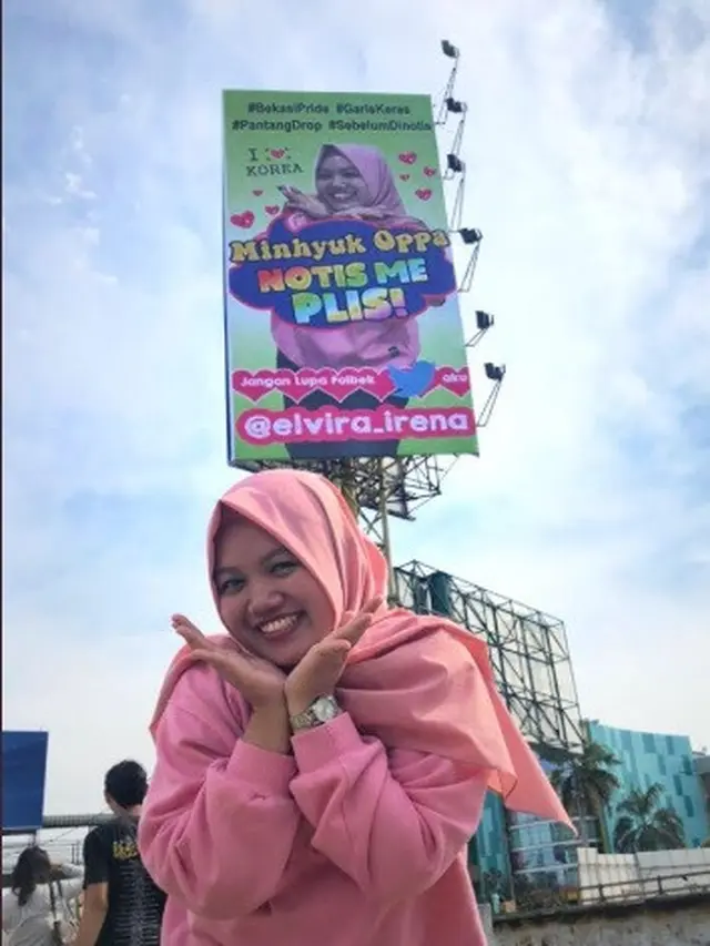 gadis di bekasi pasang billboard demi tarik perhatian artis Korea
