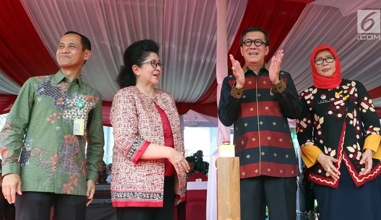 Menkes Nila F. Moeloek bersama Menkumham Yasonna H. Laoly mengikuti acara peringatan Hari Aids Sedunia di Lapas Narkotika Kelas IIA Cipinang, Jatinegara, Jakarta Timur, Senin (17/12). (Liputan6.com/Johan Tallo)