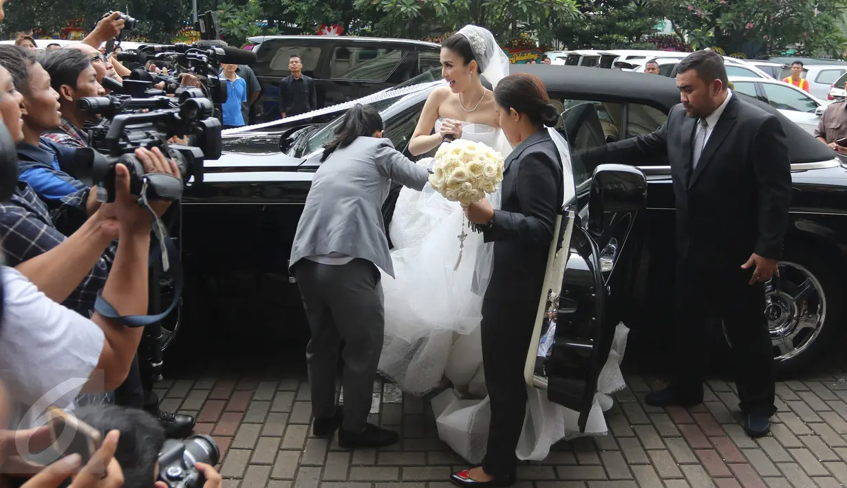 Aktris Sandra Dewi menyapa awak media setibanya di lokasi pemberkatan pernikahannya, Gereja Katedral, Jakarta Pusat, Selasa (8/11). Kebahagiaan terpancar di wajah Sandra Dewi yang akan dipersunting sang kekasih Harvey Moeis. (Liputan6.com/Herman Zakharia)
