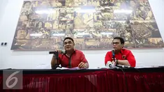Ketua DPP PDIP Andreas Hugo Perreira (kiri) memberikan keterangan kepada awak media terkait peringatan HUT ke-44 Partai PDI Perjuangan di Gedung DPP PDIP, Jakarta, Senin (9/1). (Liputan6.com/Faizal Fanani)