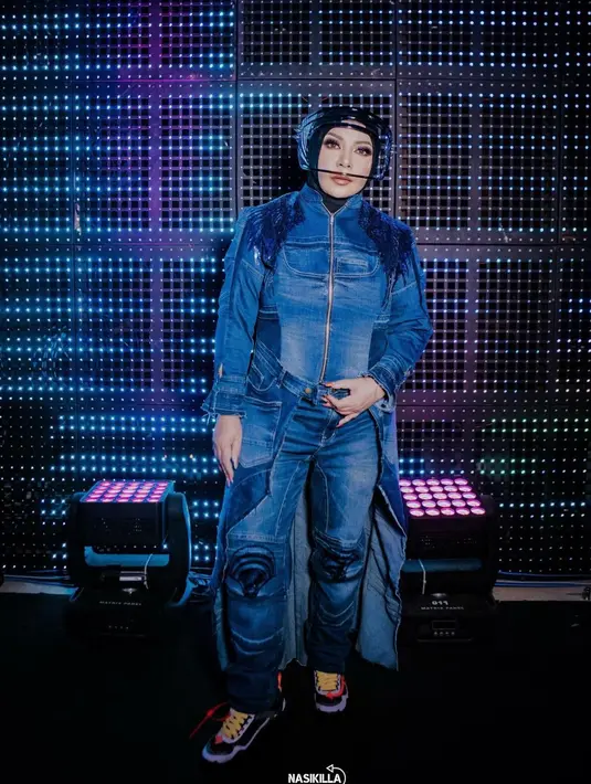 Adanya cobaan membuat Melly sempat ragu berhijab. Ia masih memikirkan soal pekerjaannya di dunia hiburan. Namun akhirnya, Melly bertekad dengan keputusannya menutup aurat. (Instagram/Melly_Goeslaw)