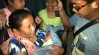 Banjir 2 Meter di Kampung Pulo, Bayi 1 Bulan Menggigil Dievakuasi