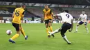 Pemain Manchester City Gabriel Jesus mencetak gol ke gawang Wolverhampton Wanderers pada pertandingan Liga Premier Inggris di Stadion Molineux, Wolverhampton, Inggris, Senin (21/9/2020). The Citizens sukses menjinakkan tuan rumah dengan skor 3-1. (Marc Atkins/Pool via AP)