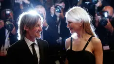 Nicole Kidman dan musisi Keith Urban berpose untuk fotografer setelah pemutaran film The Killing Of A Sacred Deer di karpet merah Festival Film Cannes, 22 Mei 2017. Nicole dan Keith selalu menunjukkan sisi mesra di hadapan publik (AP Photo/Thibault Camus)