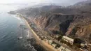Kebakaran hutan dan lahan di Los Angeles masih belum mereda. Dua kebakaran hutan besar masih mengancam Los Angeles dari timur dan barat tanpa terkendali hingga Kamis, 9 Januari 2025. (JOSH EDELSON/AFP)