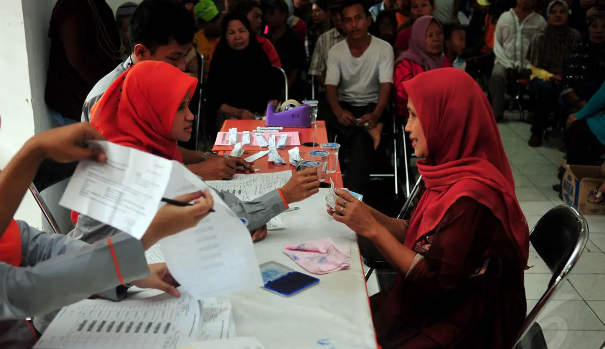 Sejumlah warga saat mengurus kompensasi kenaikan harga BBM di Kantor Pos Rawamangun, Jakarta, Rabu (19/11/2014). (Liputan6.com/Johan Tallo)
