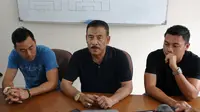 Manajer Persib Bandung, Umuh Muchtar, perkenalkan dua pemain baru Maung Bandung (Liputan6.com/Kukuh Saokani)