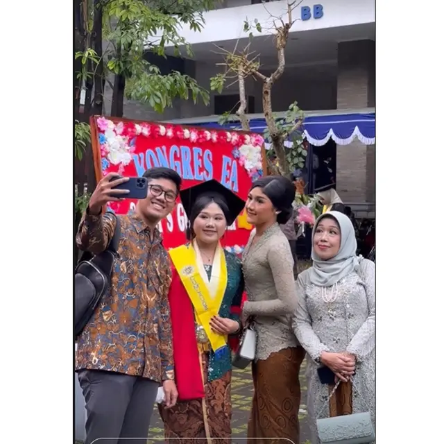 6 Potret Erina Gudono Hadiri Wisuda Adiknya, Tidak Didampingi Kaesang Pangarep