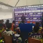 Pembalap senior, Rey Ratukore saat memberikan pelatihan teori kepada peserta kelas Aerox 155 di sela-sela Yamaha Cup Race Singkawang (dok: Yamaha)