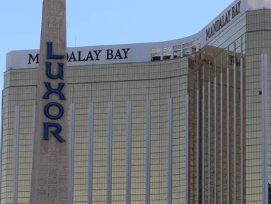 Sebuah jendela di lantai 32 Mandalay Bay Hotel and Casino pecah usai penembakan brutal di Las Vegas, Senin (2/10). Stephen Paddock melepaskan tembakan ke arah kerumunan massa yang tengah menyaksikan festival musik country di dekat resort itu. (AP Photo)