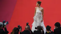 Sejumlah fotografer mengabadikan model Bella Hadid saat tiba menghadiri pemutaran film "Rocketman" di Festival Film Cannes edisi ke-72 di Cannes, Prancis (16/5/2019). (AFP Photo/Antonin Thuillier)