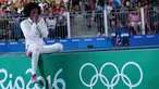 Atlet Anggar Prancis, Lauren Rembi menutup wajahnya usai kalah bertanding oleh atlet China, Sun Yiwen memperebutkan perunggu di olimpiade Rio 2016, Brasil, (6/8). (REUTERS / Issei Kato)