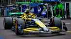 McLaren mengusung livery spesial pada ajang Formula 1 GP Monaco 2024. Mereka mengecat mobil mereka dengan perpaduan kuning, hijau, dan biru untuk mengenang tiga dekade meninggalnya Ayrton Senna. (AFP/Andrej Isakovic)