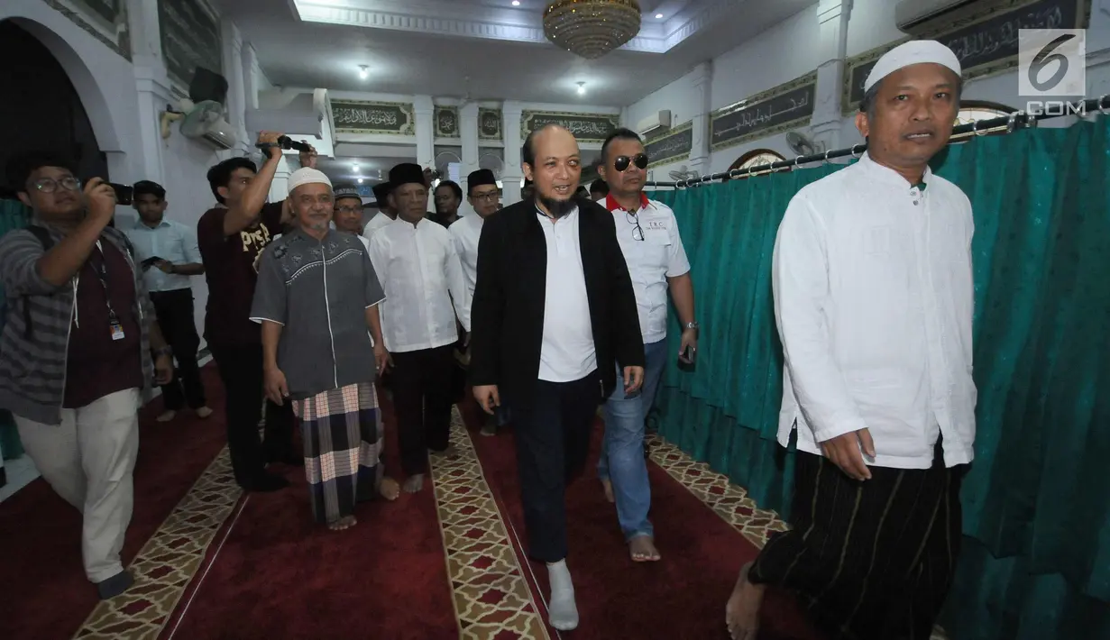 Penyidik KPK, Novel Baswedan (jas hitam) jelang melaksanakan salat berjamaah di sekitar kediaman di kawasan Kelapa Gading, Jakarta, Kamis (22/2). Novel kembali dalam proses pemulihan sambil menunggu operasi tahap kedua. (Liputan6.com/Helmi Fithriansyah)