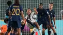 Prancis akhirnya menyamakan kedudukan melalui pemain pengganti Mathis Amougou di menit ke-85. Dia memasukkan bola ke gawang kosong meneruskan umpan silang Tidiam Gomis. (AP Photo/Achmad Ibrahim)