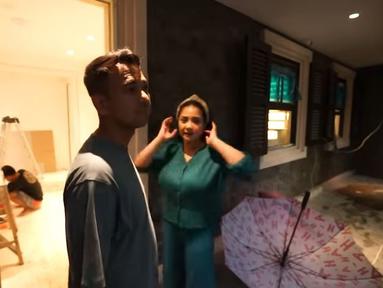 Hujan rintik tak menghalangi Raffi Ahmad dan Nagita Slavina, untuk melihat-lihat rumah baru mereka yang hampir selesai. (Foto: YouTube)