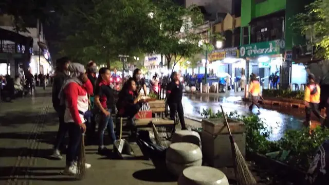 7 Potret Warga Jogja Bersih-bersih Bekas Demo di Malioboro, Tuai Pujian