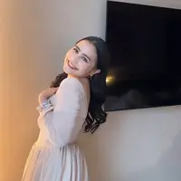 Dress tersebut dipadukan dengan boots berhak warna beige yang menjadi salah satu ciri khas Taylor Swift. [@prillylatuconsina96]