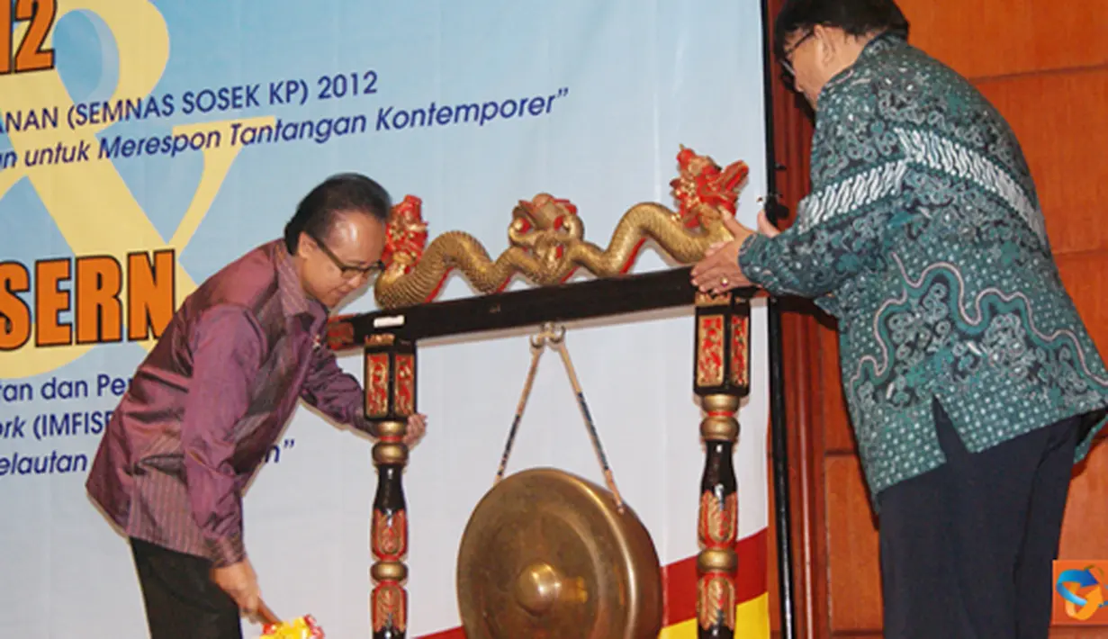 Citizen6, Jakarta: MKP Sharif C Sutardjo didampingi Ka Balitbang Rizal M ax Rompas memukul gong sebagai tanda dibukanya seminar. (Pengirim: Efrimal Bahri)