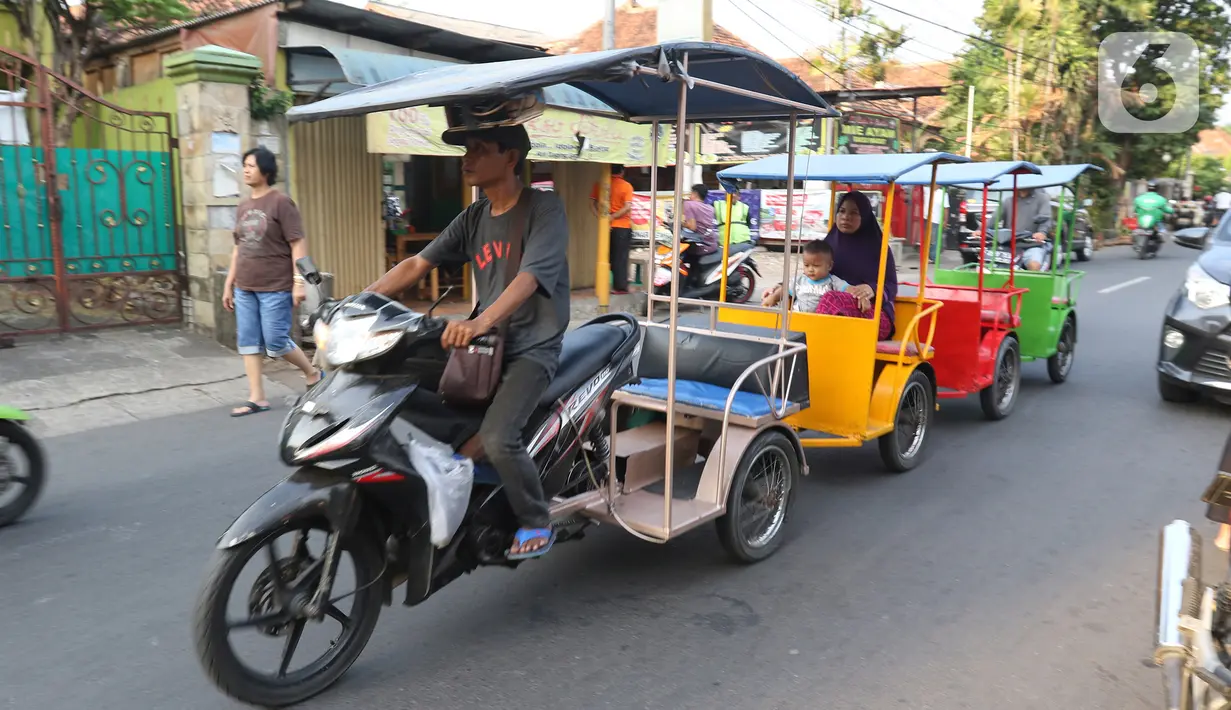 Motor odong-odong melintas di kawasan Tegalan, Jakarta, Rabu (23/10/2019). Dinas Perhubungan DKI Jakarta melarang odong-odong beroperasi di Ibu Kota karena dinilai tidak memenuhi persyaratan keselamatan penumpang untuk beroperasi di jalanan umum. (Liputan6.com/Herman Zakharia)