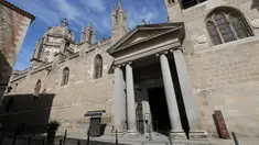 Foto yang diabadikan pada 22 September 2020 ini memperlihatkan ruang kosong di luar sebuah gereja di kota tua Toledo, Spanyol. Pariwisata di Toledo terdampak keras oleh pandemi COVID-19. (Xinhua/Meng Dingbo)