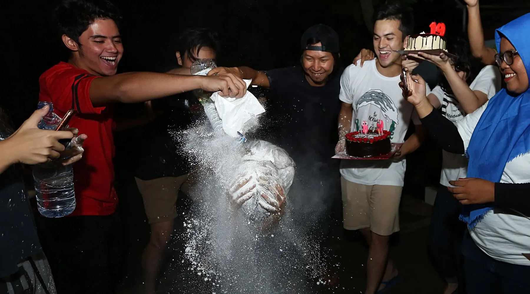 Cut Syifa saat dilempari tepung oleh teman-temannya sebagai rangkaian acara kejutan ultah ke-19. (Bambang E Ros/Bintang.com)
