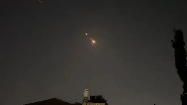 Ketika Rudal dan Drone Iran Beterbangan Menuju Israel