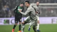 Aksi Cristiano Ronaldo pada laga lanjutan Serie A yang berlangsung di stadion Mapei, Reggio Emilia, Senin (11/2). Juventus menang 3-0 atas Sassuolo. (AFP/Miguel Medina)