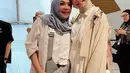 "Kebanggaan mama," tulis Rieta singkat. Caca didoakan netter semoga istiqamah mengenakan hijab. [Instagram.com/rieta_amilia]