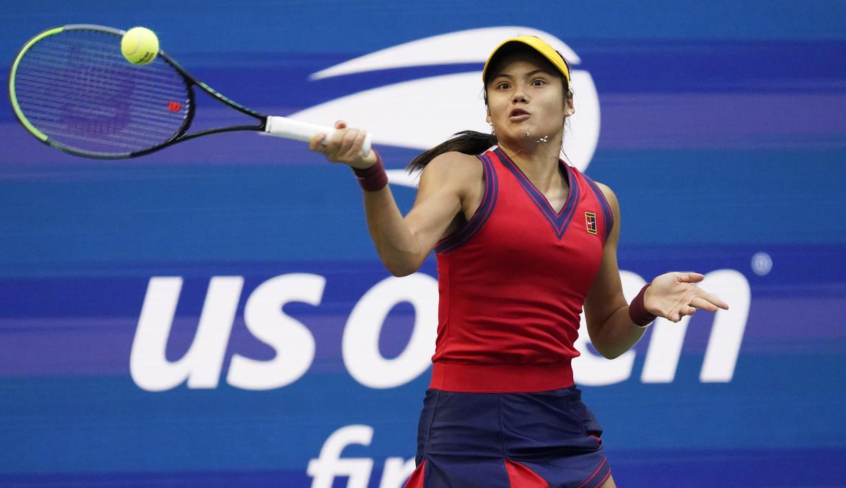 Emma juga menjadi petenis termuda yang juara grand slam, setelah terakhir kali Maria Sharapova ketika juara di Wimbledon 2004. (Foto: AP/Seth Wenig)