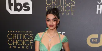 Rachel Zegler mengenakan gaun pesta berlipit warna hijau bersinar dari Dior Haute Couture rancangan Maria Grazia Chiuri untuk Annual Critics Choice Awards ke-27(Foto: Dior)