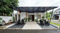 7 Ide Kanopi Teras Depan Rumah yang Cocok untuk Parkir Motor dan Santai: Estetik dan Fungsional