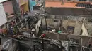 Warga berusaha memadamkan api saat kebakaran di Jalan Kramat Pulo Dalam RT 03 RW 08, Senen, Jakarta, Selasa (3/11/2015). Sekitar 10 rumah hangus akibat kebakaran yang terjadi. (Liputan6.com/Gempur M Surya)