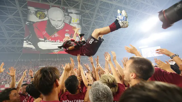 Foto: Momen Haru Perpisahan Andres Iniesta setelah 5 Tahun Berseragam Vissel Kobe di J1 League
